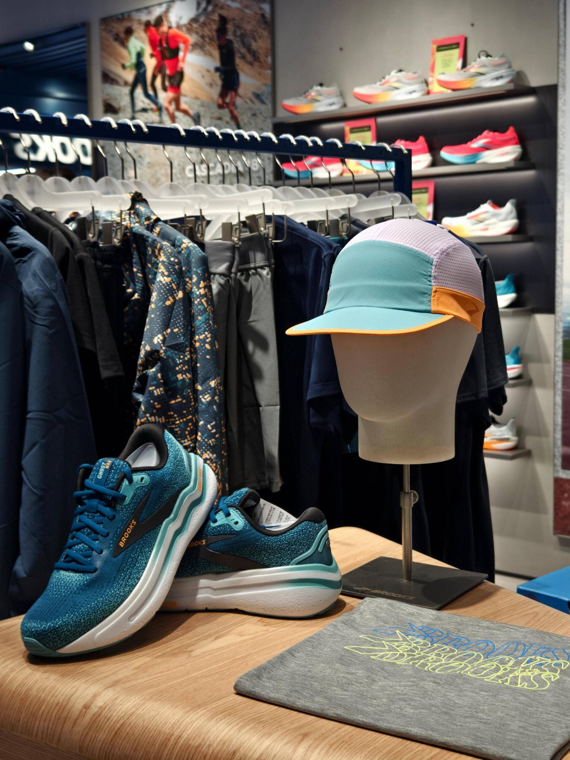 MAMMUT store display by Morshopfitting